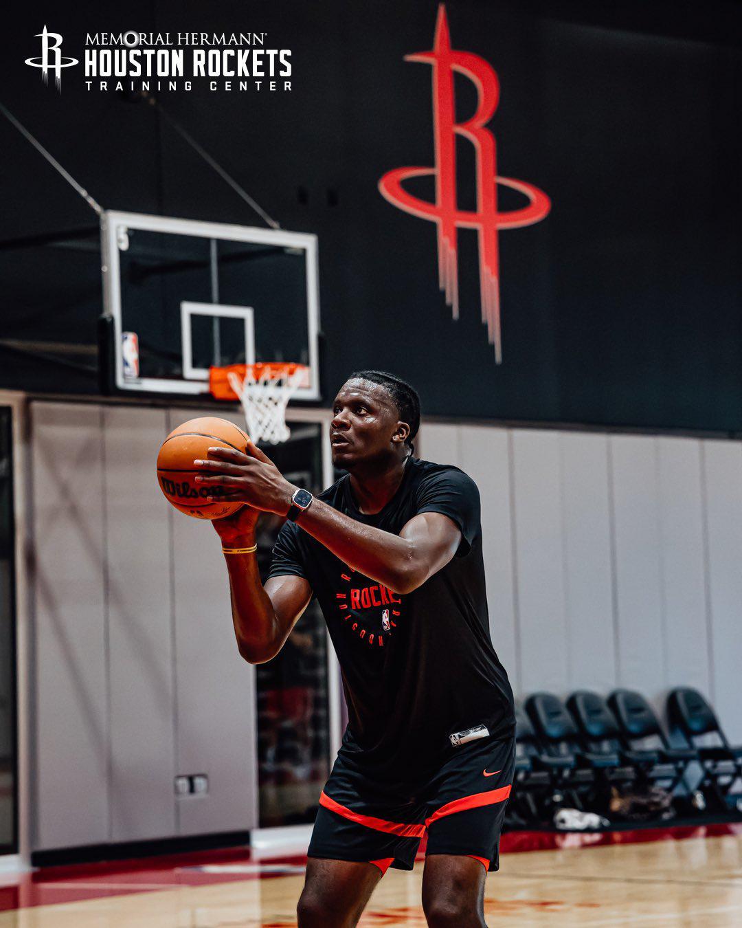 来看是谁回到了休斯顿?火箭官方社媒晒卡佩拉训练照